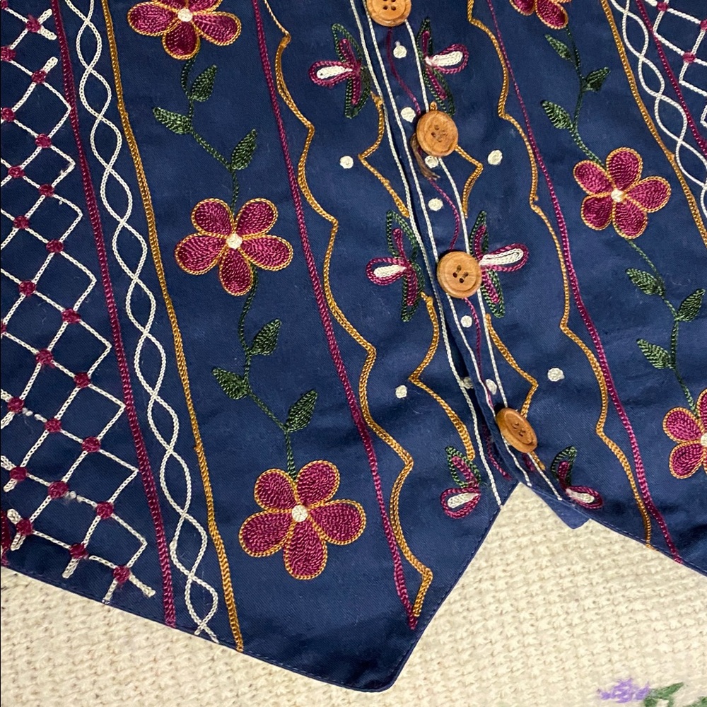 Embroidered Floral Vest - Picture 3 of 9